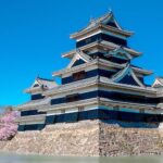 松本城は戦国時代の雰囲気が残る国宝で烏城とも呼ばれる黒城