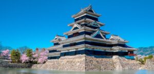 松本城は戦国時代の雰囲気が残る国宝で烏城とも呼ばれる黒城